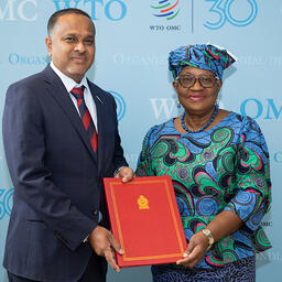 Посол Шри-Ланки Р.Г.С. ВИДЖЕСЕКАРА передал гендиректору Всемирной торговой организации Нгози ОКОНДЖО-ИВЕАЛЕ официальный документ о ратификации соглашения. Фото пресс-службы ВТО