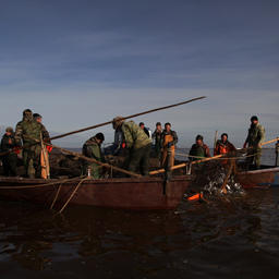 Рыбаки на озере Ильмень