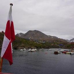 Судно под гренландским флагом в Гренландском море. Фото Ray Swi-hymn («Википедия»)
