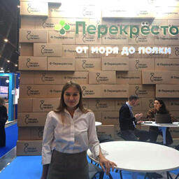 Директор по развитию категорий «Фрукты, овощи и ультрафреш» торговой сети «Перекрёсток» Александра СУХАРЕВА на стенде Х5