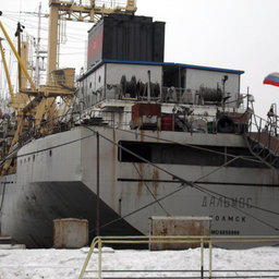 Плавбаза «Дальмос» у причала 178-го судоремонтного завода во Владивостоке