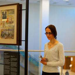 Посетители рассматривали портреты и знакомились с биографиями знаменитых приморцев. Фото пресс-службы ДВФУ