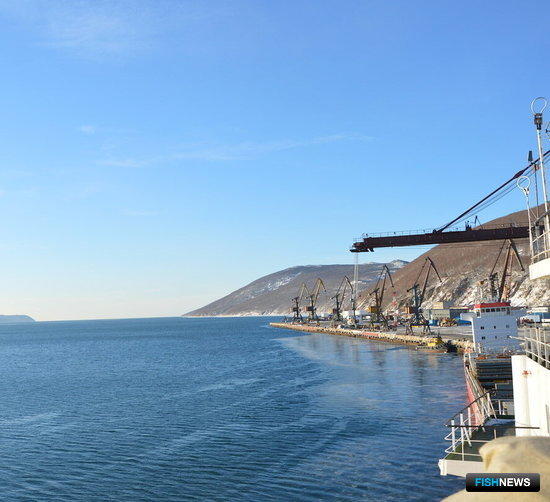 Магаданский порт зажат между бухтой Нагаева и склонами сопок