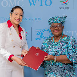 Постоянный представитель Никарагуа при Всемирной торговой организации, посол Росалия Бохоркес ПАЛАСИОС передала гендиректору ВТО Нгози ОКОНДЖО-ИВЕАЛЕ документ о ратификации страной соглашения по запрету вредных рыболовных субсидий. Фото пресс-службы организации