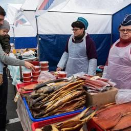 Ярмарочная торговля дарами моря в рамках проекта «Доступная рыба». Фото пресс-службы правительства Сахалинской области