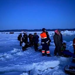 Всех рыбаков-любителей, кому требовалась эвакуация, спасатели доставили на берег. Фото пресс-службы ГУ МЧС России по Сахалинской области