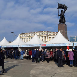 Ярмарка «Дальневосточная рыба» собрала горожан на центральной площади Владивостока
