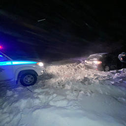 Полицейские вытащили автомобиль из снега. Фото пресс-службы МВД по Республике Саха (Якутия)
