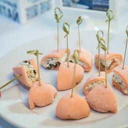 За паназиатскую кухню отвечали моти с начинкой из филе минтая и ястыков соленой минтаевой икры