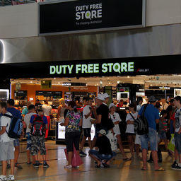 Магазин беспошлинной торговли в аэропорту Антальи. Фото Барвенковского («Википедия»)