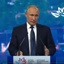 Президент Владимир ПУТИН на пленарном заседании ВЭФ. Кадр прямой трансляции
