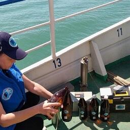 Отбор проб. Фото пресс-службы ВНИРО