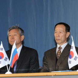 Генеральный консул Республики Корея во Владивостоке Ким Му Ён и президент KTI Со Иль Тэ