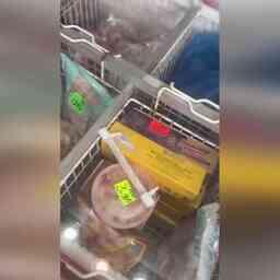 Женщина продавала товар на одном из рынков в столице региона. Кадр оперативной съемки