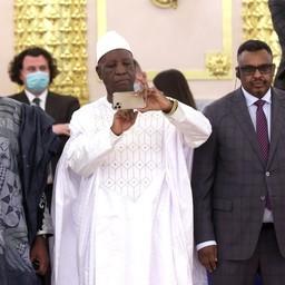 Посол Гвинейской Республики Маджу КАКЕ (в центре) перед началом церемонии вручения верительных грамот. Фото пресс-службы президента РФ