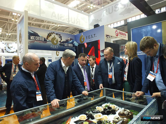 Президент ПАО «Тихоокеанская инвестиционная группа» Сергей ДАРЬКИН демонстрирует морепродукты гостям