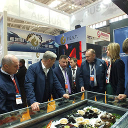 Президент ПАО «Тихоокеанская инвестиционная группа» Сергей ДАРЬКИН демонстрирует морепродукты гостям