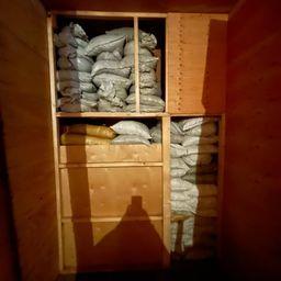 Стеллажи с ценным гидробионтом были спрятаны за обшивкой стен. Фото пресс-группы Погрануправления ФСБ России по Приморскому краю
