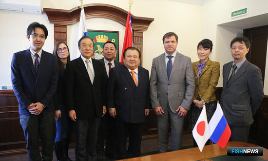 Мэр Владивостока Виталий ВЕРКЕЕНКО провел рабочую встречу с делегацией японских бизнесменов. Главной темой стала подготовка к созданию рыбного рынка. Фото Игоря Богомолова