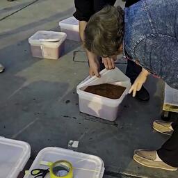 У фигуранта  изъяли около 100 кг икры без маркировки. Кадр оперативной съемки