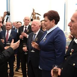 После церемонии вручения медалей Героя Труда Владимир ПУТИН пообщался с награжденными. Фото пресс-службы президента