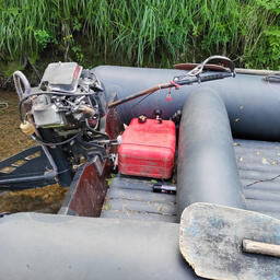Также рыбинспекторы нашли надувную лодку с мотором и без номеров. Фото пресс-службы Северо-Восточного теруправления Росрыболовства