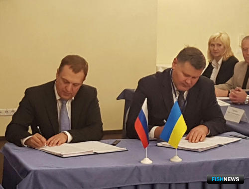 Начальник управления аквакультуры Федерального агентства по рыболовству Виктор АШАРИН и начальник управления организации рыболовства, аквакультуры и научного обеспечения отрасли Государственного агентства рыбного хозяйства Украины Андрей ЧУКЛИН. Фото пресс-службы ФАР