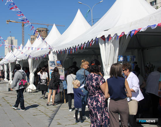 На набережной рядом с местом швартовки парусников работает «Морская деревня»