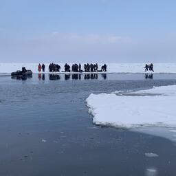 Всего спасатели переправили через разлом 71 человека. Фото пресс-службы ГУ МЧС России по Сахалинской области