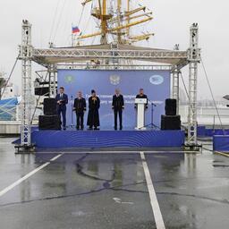 В церемонии участвовали заместитель директора ВНИРО​ — руководитель Тихоокеанского филиала института Алексей БАЙТАЛЮК, епископ Уссурийский РПЦ ИННОКЕНТИЙ, заместитель руководителя Росрыболовства Василий СОКОЛОВ, директор Всероссийского НИИ рыбного хозяйства и океанографии Кирилл КОЛОНЧИН