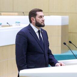 Член Комитета Совфеда по экономической политике Иван ЕВСТИФЕЕВ представил сенаторам новый закон. Фото пресс-службы СФ