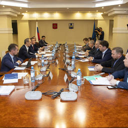 Вице-премьер Дмитрий ГРИГОРЕНКО провел совещание с представителями рыбной отрасли. Фото пресс-службы правительства Сахалинской области