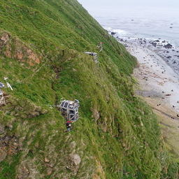 Ученые доработают методику использования дронов на высокой и скалистой линии берега острова Медный. Фото Натальи Ласкиной