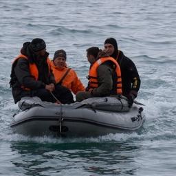 Спасатели эвакуировали двоих мужчин, добравшихся до берега. Фото пресс-службы Главного управления МЧС России по Камчатскому краю