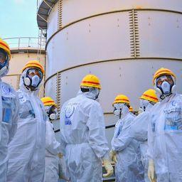 Эксперты МАГАТЭ инспектируют резервуары для хранения воды на АЭС «Фукусима-1». Фото Грега Уэбба, МАГАТЭ
