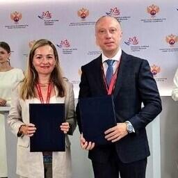Соглашение подписали Начальник отдела прогнозирования технологических исследований и инновационного развития Научно-исследовательского института детского питания — филиала ФИЦ питания и биотехнологии Елена СИМОНЕНКО и президент Ассоциации добытчиков минтая Алексей БУГЛАК. Фото пресс-службы АДМ
