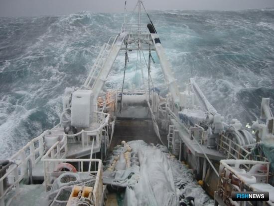 Судно на минтаевой путине в Охотском море. Фото пресс-службы Росрыболовства