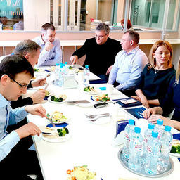 Вкус блюд, приготовленных из филе Agama-Nordeco оценили руководители «Русской рыбопромышленной компании» и «Агамы» на дегустации. Фото пресс-службы РРПК