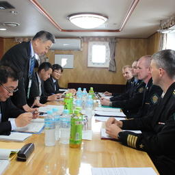 Встреча сахалинских пограничников с представителями Департамента рыбного и лесного хозяйства губернаторства Хоккайдо прошла на борту японского инспекторского судна «Хокуо-Мару». Фото пресс-группы погрануправления