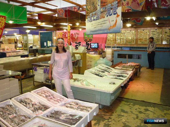 Генеральный директор ООО "Фишньюс" Яна ЯШИНА на рыбном рынке Сакаиминато 