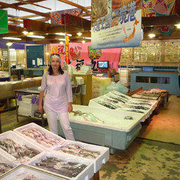 Генеральный директор ООО "Фишньюс" Яна ЯШИНА на рыбном рынке Сакаиминато 