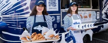 Фирменный фудтрак «Дальневосточного минтая» обеспечивал питание участников форума на Неделе российского ритейла 