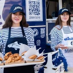 Фирменный фудтрак «Дальневосточного минтая» обеспечивал питание участников форума на Неделе российского ритейла 