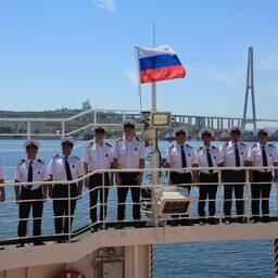На краболовном судне «Шантар» торжественно подняли государственный флаг. Фото пресс-службы Росрыболовства
