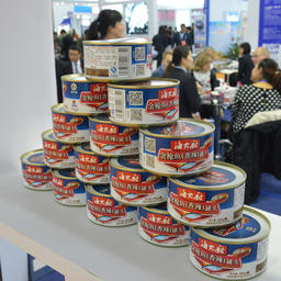 Китайские консервы из тунца на международной рыбной выставке в Циндао