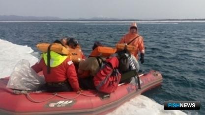 Рыбаков снимают с оторвавшейся льдины. Фото пресс-службы МЧС России