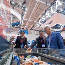 Представители рыбной отрасли Китая знакомятся с российской продукцией. Фото пресс-службы ESG