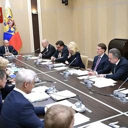 Привлечение частных инвестиций в нацпроекты обсуждалось на совещании президента Владимира Путина с членами правительства. Фото пресс-службы главы государства