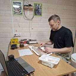 Работа специалиста ВНИРО с рыбой. Фото пресс-службы института