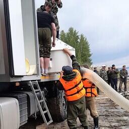 В озеро в Свердловской области отправились почти 2 млн личинок и 7,5 тыс. годовиков сиговых. Фото пресс-службы Главрыбвода